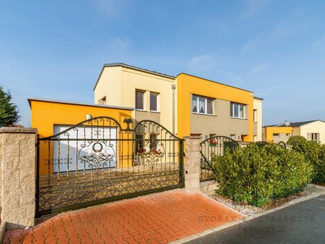 Prodej rodinného domu 6+1, 220 m² s garáží a terasou, pozemek 518 m², Bašť, okr. Praha-východ